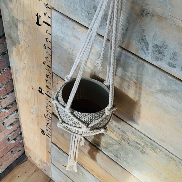 Macrame plant hanger - Picture 3 of 6